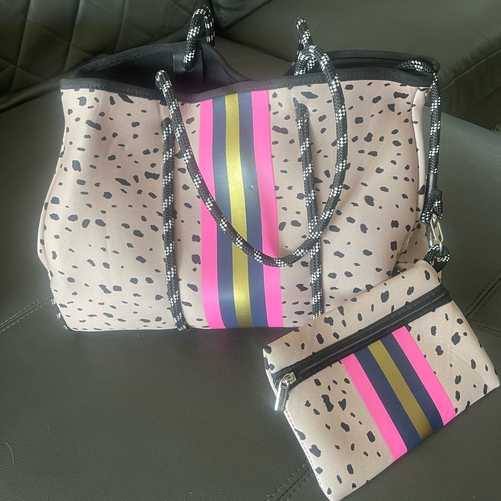 Neoprene handbags with wallet!! Clearing out sale!!’